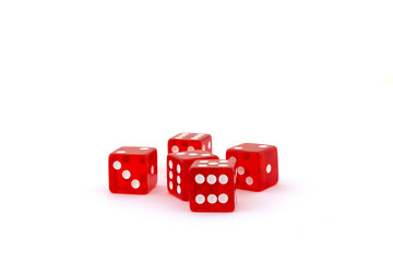 fünf rote würfel auf einem weissen hintergrund