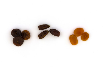 getrocknete feigen datteln und aprikosen auf einem weissen hintergrund