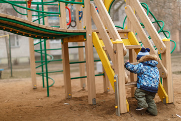 Ребёнок играет на детской площадке