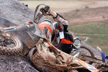 Motocrossfahrer am Steilhang