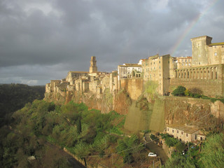 Fototapeta na wymiar Borgo di Pitigliano con arcobaleno