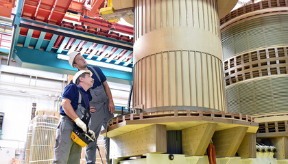 Arbeiter in der HiTech Industrie: Maschinenbau: Transformator in der Herstellung