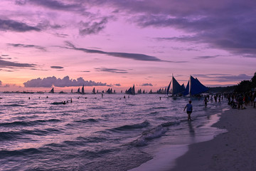 Prachtige zonsondergang op het witte strand van Boracay, Filipijnen