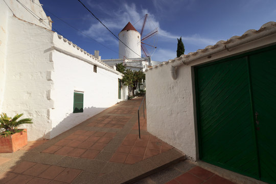 ruelle du village es mercadal, minorque, espagne