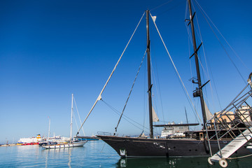 Fototapeta na wymiar Barche al porto di Trapani