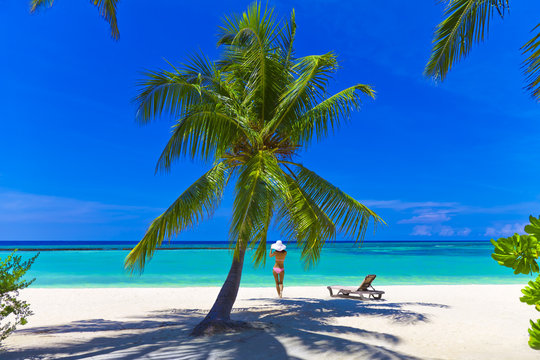 Maledivenstrand mit Bikinimodel