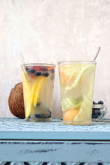 verschiedene aromatisiertes Kokoswasser mit Mango, Blaubeeren und Himbeeren und mit Gurke und Cantaloupe Melone