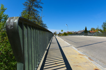 Br&uuml;cke die &uuml;ber einen Fluss f&uuml;hrt