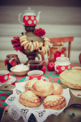 Set the table for the Shrovetide Maslenitsa. Pancakes, cheesecakes, a samovar.