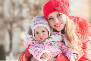 Obraz premium Portrait of mother and daughter in winter