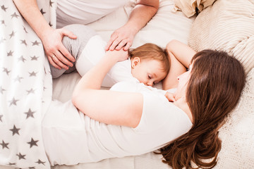 Obraz na płótnie Canvas Cosleeping and breastfeeding
