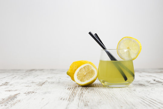 Bicchiere e bottiglia di limonata