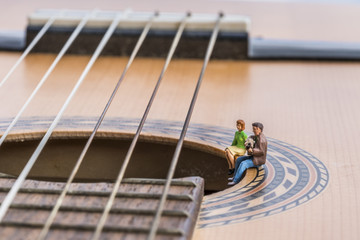 Musiker gibt seiner Herzensdame ein Ständchen mit und auf der Gitarre