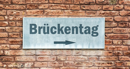 Fototapeta na wymiar Schild 225 - Brückentag