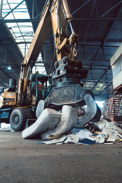 Grabber pre separating waste in recycling facility