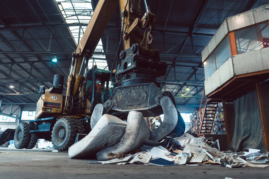 Grabber pre separating waste in recycling facility
