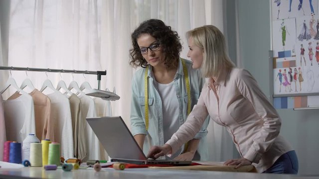 Marketer showing new software facilitating creation of patterns and drawings