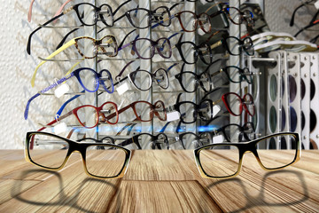 Okulary na półce w sklepie okulistycznym. - obrazy, fototapety, plakaty
