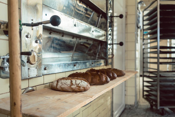 Laibe Brot warten auf Brett in Backstube der Bäckerei auf den Verkauf