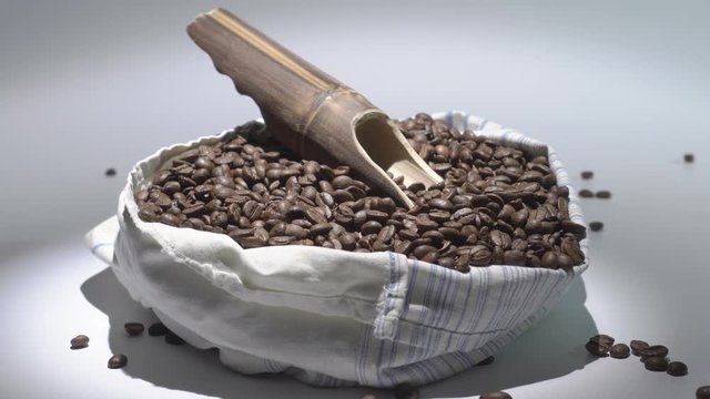 мешок с зернами кофе на белом фоне.