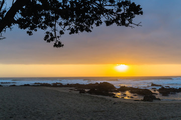 Obraz premium Beach Ocean Dawn Rocks Scenic Dawn Sunrise