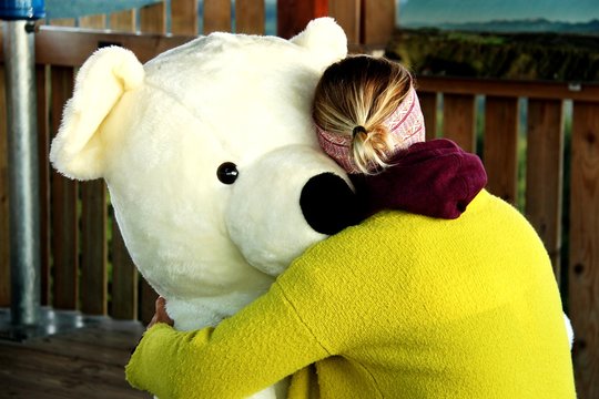 frau mit teddyb&auml;r I