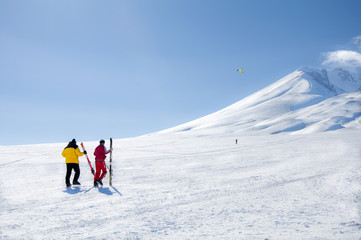 Fototapeta na wymiar Karda kayak yapan insanların yürüyüşü. Kayakçılar tatilde.