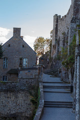 Fototapeta na wymiar Ruelle près de l'abbaye du Mont Saint-Michel