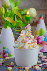 Frozen Yoghurt mit Kerze