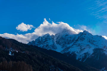 Serles mit Föhnwolken im Winter