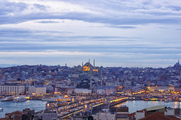 Obraz premium Widok panoramiczny z mostu Galata o zmierzchu