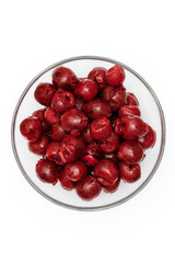 Rote Kirschen in einer Glasschale