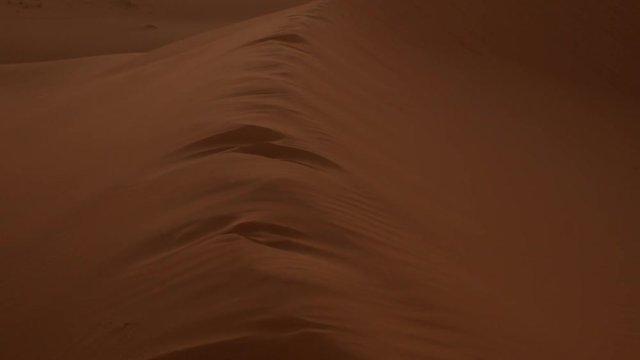 Lever de soleil sur les dunes de sable du Sahara, au Maroc