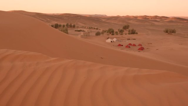 Campement de voyageurs dans le d&eacute;sert du Sahara