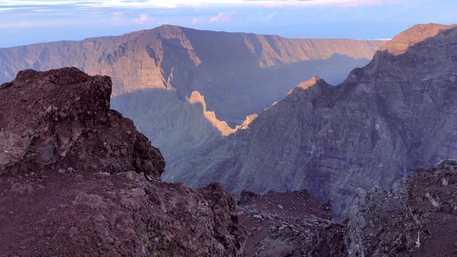 Lever de soleil sur les montagnes de l'&icirc;le de la R&eacute;union depuis le Piton des Neiges