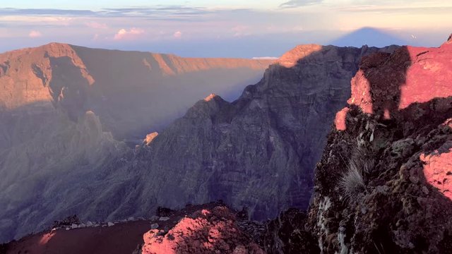 Vue panoramique sur l'&icirc;le de la R&eacute;union depuis le Piton des Neiges, au lever du soleil