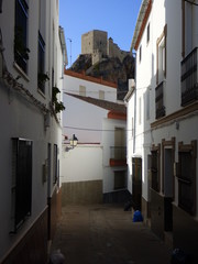 Olvera, pueblo de Cádiz, en la comunidad autónoma de Andalucía (España) incluido en la comarca de la Sierra de Cádiz, y dentro del partido judicial de Arcos de la Frontera