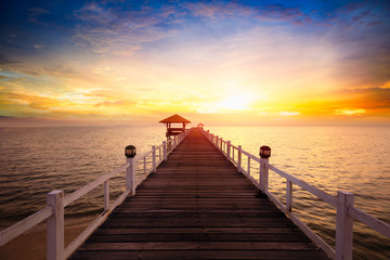 Fototapeta premium Drewniane molo między zachodem słońca w Phuket