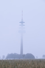 Obraz premium Fernmeldeturm im Nebel