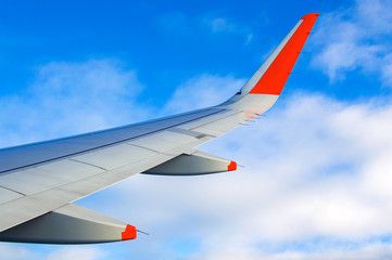 Fototapeta premium Blue sky and sun view over the wing of the plane