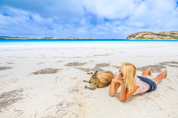 Heureuse femme allongée sur le sable blanc immaculé de Lucky Bay près de Kangaroo. Parc national de Cape Le Grand, Esperance, Australie occidentale. La touriste bénéficie de l& 39 une des plages australiennes les plus paradisiaques.