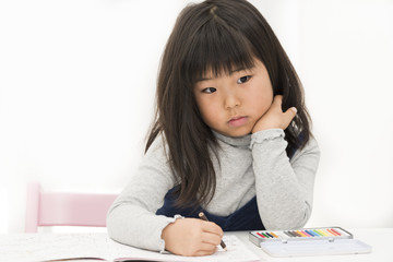 塗り絵をする女の子