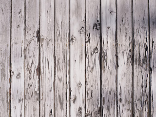 塗装の剥げた板壁