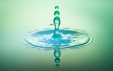 gr&uuml;ne Highspeed Wassertropfen