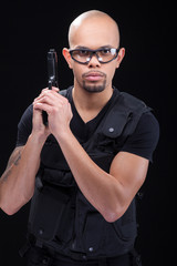 Polizist mit Waffe Porträt