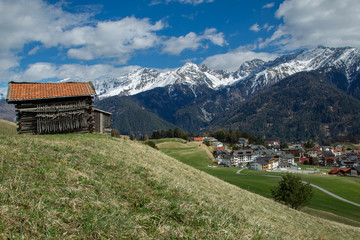 Blick über Serfaus und das Inntal in Tirol, Österreich.