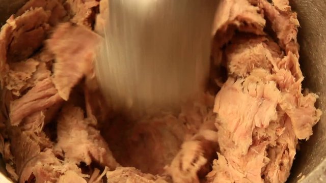 crush pork with pestle and mortar

