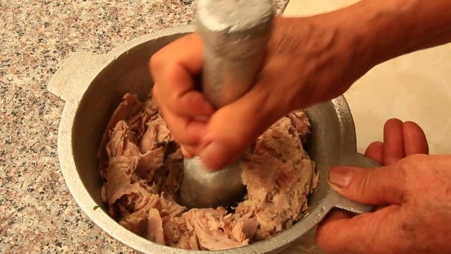 crush pork with pestle and mortar

