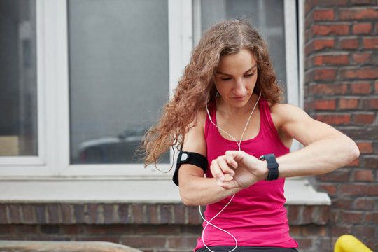 Sportliche Frau nutzt Smartwatch Fitness App