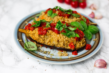 Gefüllte Aubergine mit Bulgurweizen im Tomatenbett